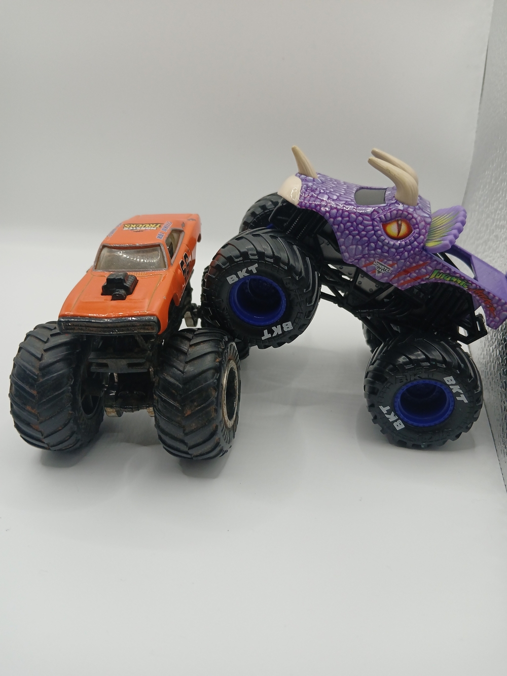 Monster Jam 1:64 Scale Spin Master Jam Jurassic & Dodge Charger R/T 68' Trucks